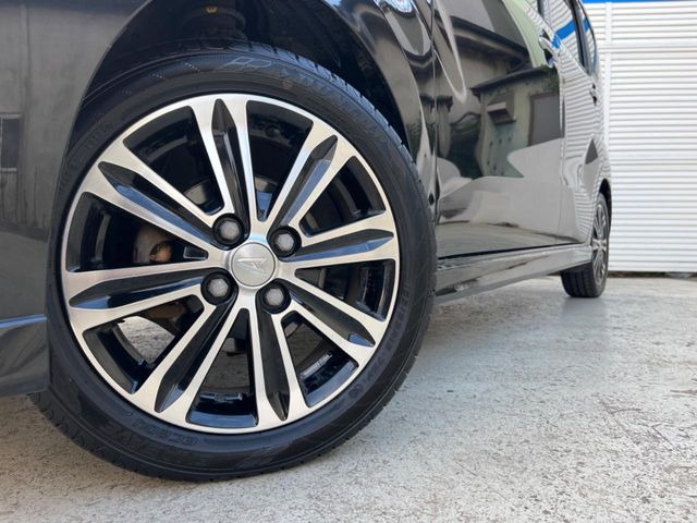 【純正15インチアルミホイール】外観にマッチした純正アルミホイールを装着しております。各種社外アルミホイールや、スタッドレスタイヤも取扱いしております。是非ご相談ください♪