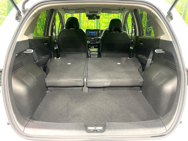 ���i�̂���������ʋ΁A���}���ɏ\���ȉ׎��X�y�[�X���m�ۂ��Ă���܂��B�Z�J���h�V�[�g��|���ƁA�傫�ȉו��̐ύڂ��\�ł���