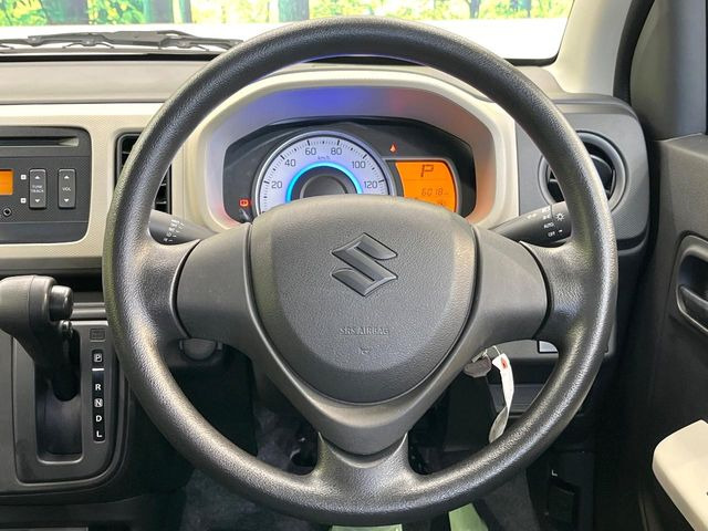 �C���e���A�ɍ��킹���f�U�C���̃X�e�A�����O�́A�^�]�������̂��Ƃ��l���A�^�]���₷���`��A�傫���ł��B�����x�A���ۂɐG���Ă��m���߂��������B