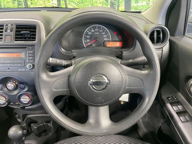 �C���e���A�ɍ��킹���f�U�C���̃X�e�A�����O�́A�^�]�������̂��Ƃ��l���A�^�]���₷���`��A�傫���ł��B�����x�A���ۂɐG���Ă��m���߂��������B