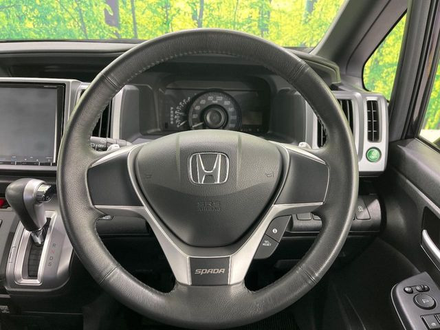 �C���e���A�ɍ��킹���f�U�C���̃X�e�A�����O�́A�^�]�������̂��Ƃ��l���A�^�]���₷���`��A�傫���ł��B�����x�A���ۂɐG���Ă��m���߂��������B