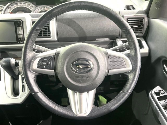 �C���e���A�ɍ��킹���f�U�C���̃X�e�A�����O�́A�^�]�������̂��Ƃ��l���A�^�]���₷���`��A�傫���ł��B�����x�A���ۂɐG���Ă��m���߂��������B