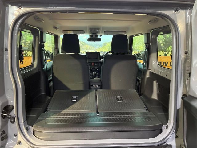 ���i�̂���������ʋ΁A���}���ɏ\���ȉ׎��X�y�[�X���m�ۂ��Ă���܂��B�Z�J���h�V�[�g��|���ƁA�傫�ȉו��̐ύڂ��\�ł���