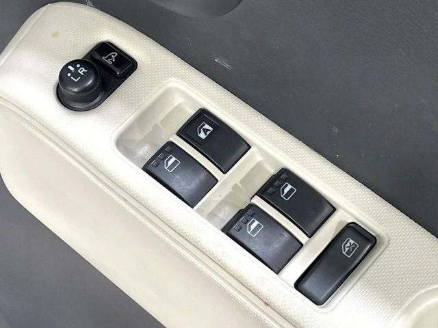 �y�d���i�[�~���[�z�T�C�h�~���[�͓d���i�[���ƂȂ��Ă���A�������ԏ�ł��L�Y�������X�N��}�����܂��B