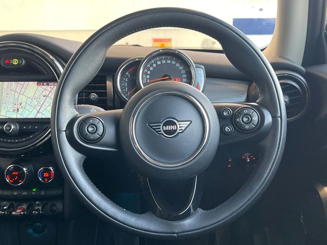 ���}���`�t�@���N�V�����X�e�A�����O:�n���h���̍��E�̃{�^���ŃI�[�f�B�I�̑I���≹�ʂ̒��߂��\�ł��B�n���h�����������������ł���̂ň��S�ł��ˁ�