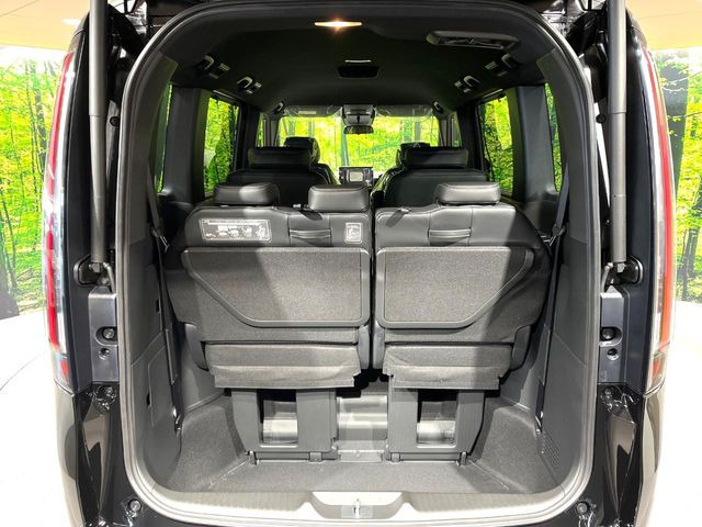 ���i�̂���������ʋ΁A���}���ɏ\���ȉ׎��X�y�[�X���m�ۂ��Ă���܂��B�Z�J���h�V�[�g��|���ƁA�傫�ȉו��̐ύڂ��\�ł���