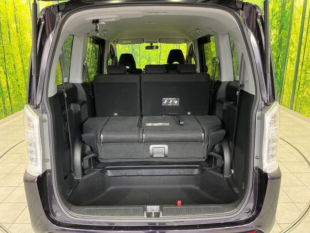 ���i�̂���������ʋ΁A���}���ɏ\���ȉ׎��X�y�[�X���m�ۂ��Ă���܂��B�Z�J���h�V�[�g��|���ƁA�傫�ȉו��̐ύڂ��\�ł���