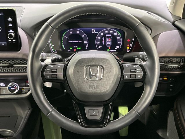 �C���e���A�ɍ��킹���f�U�C���̃X�e�A�����O�́A�^�]�������̂��Ƃ��l���A�^�]���₷���`��A�傫���ł��B�����x�A���ۂɐG���Ă��m���߂��������B