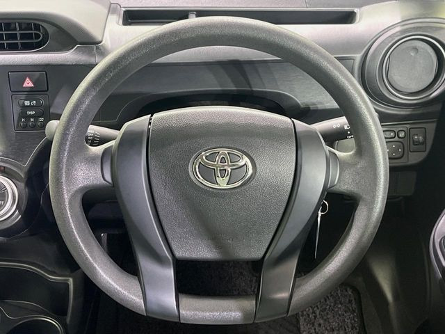 �C���e���A�ɍ��킹���f�U�C���̃X�e�A�����O�́A�^�]�������̂��Ƃ��l���A�^�]���₷���`��A�傫���ł��B�����x�A���ۂɐG���Ă��m���߂��������B