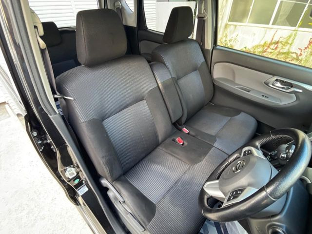 運転席シート廻りは使用感も少なく、良好な状態となっています。丁寧に使われていたことがよくわかりますね。