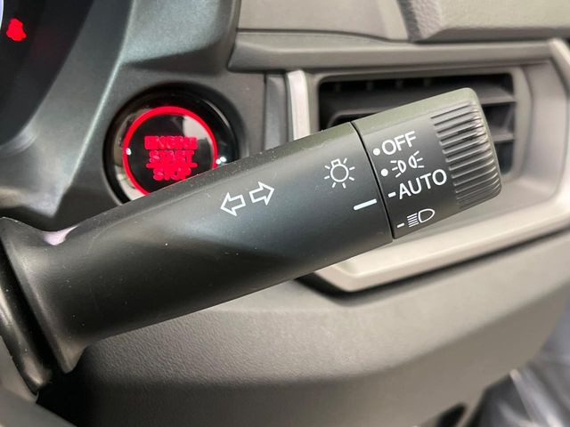 【オートライト】周りの明るさに応じて自動でヘッドライトの点灯・消灯ができる機能です!ライトの付け忘れ・消し忘れなどが無くなり、雨の日や夕方の走行も安心!トンネル通過時も便利ですね♪