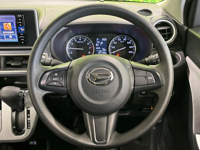 �C���e���A�ɍ��킹���f�U�C���̃X�e�A�����O�́A�^�]�������̂��Ƃ��l���A�^�]���₷���`��A�傫���ł��B�����x�A���ۂɐG���Ă��m���߂��������B