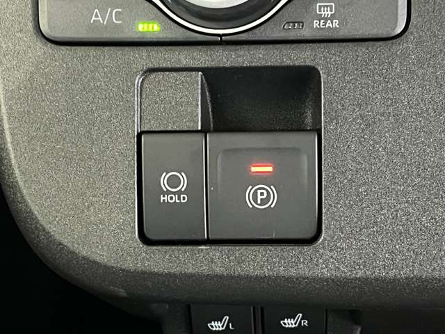 自動パーキング機能と、ブレーキを踏んで停車するとブレーキ状態が保持される便利なブレーキホールド付き!