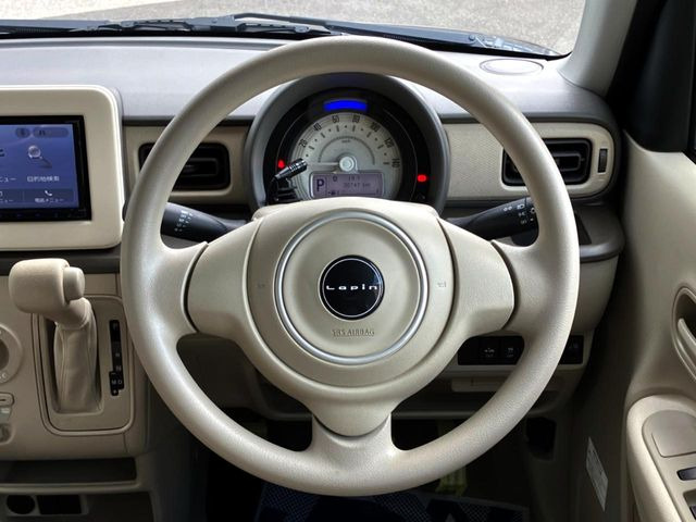 �C���e���A�ɍ��킹���f�U�C���̃X�e�A�����O�́A�^�]�������̂��Ƃ��l���A�^�]���₷���`��A�傫���ł��B�����x�A���ۂɐG���Ă��m���߂��������B