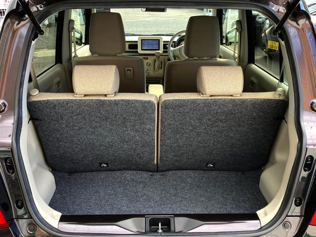 ���i�̂���������ʋ΁A���}���ɏ\���ȉ׎��X�y�[�X���m�ۂ��Ă���܂��B�Z�J���h�V�[�g��|���ƁA�傫�ȉו��̐ύڂ��\�ł���