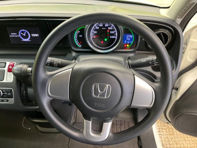 �C���e���A�ɍ��킹���f�U�C���̃X�e�A�����O�́A�^�]�������̂��Ƃ��l���A�^�]���₷���`��A�傫���ł��B�����x�A���ۂɐG���Ă��m���߂��������B