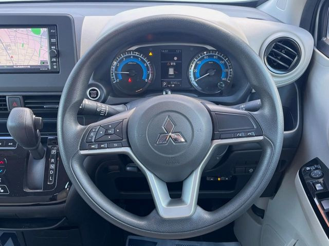 �C���e���A�ɍ��킹���f�U�C���̃X�e�A�����O�́A�^�]�������̂��Ƃ��l���A�^�]���₷���`��A�傫���ł��B�����x�A���ۂɐG���Ă��m���߂��������B