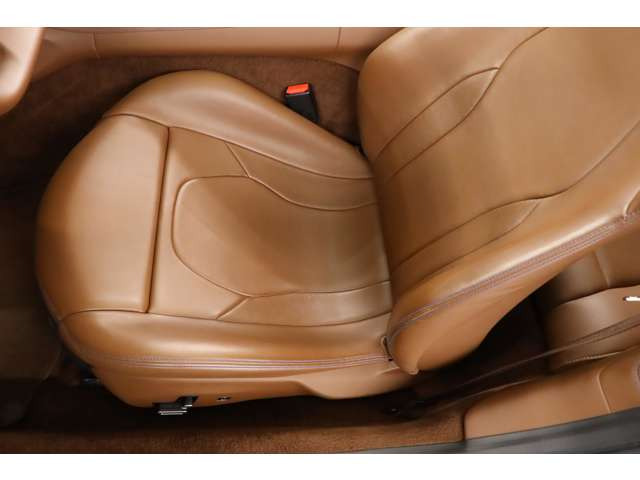 �h���C�o�[�𒆐S�ɐ݌v���ꂽ�^�]�ȁB�t���d���V�[�g��^�]�ȃ������[�@�\�ɂ��A�K�����|�W�V�����ŉ��K���͋����h���C�u�����y���݂��������܂��B