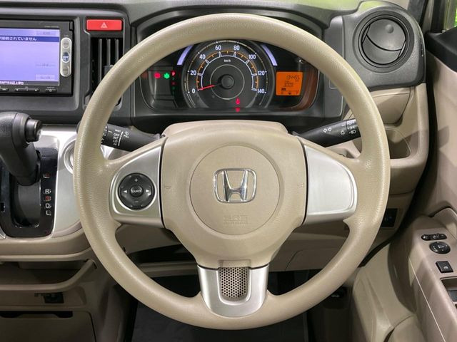 �C���e���A�ɍ��킹���f�U�C���̃X�e�A�����O�́A�^�]�������̂��Ƃ��l���A�^�]���₷���`��A�傫���ł��B�����x�A���ۂɐG���Ă��m���߂��������B