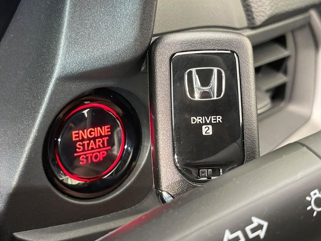 【Hondaスマートキー】カバンやポケットに入れたままでもドアの施錠・解錠が可能なスマートキーを装備。エンジンのオン・オフ時もカギを取り出す必要が無いからとっても便利です♪