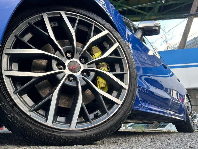 �y����19�C���`�A���~�z�C�[���z�O�ςɃ}�b�`���������A���~�z�C�[���𑕒����Ă���܂��B�e��ЊO�A���~�z�C�[����A�X�^�b�h���X�^�C�����戵�����Ă���܂��B���񂲑��k����������