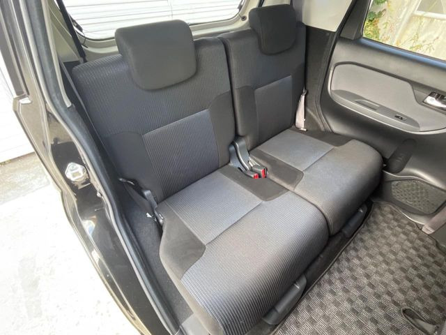 後部座席も気になるようなキズ・汚れやへたり等、大きなダメージはなく、良好な状態です。
