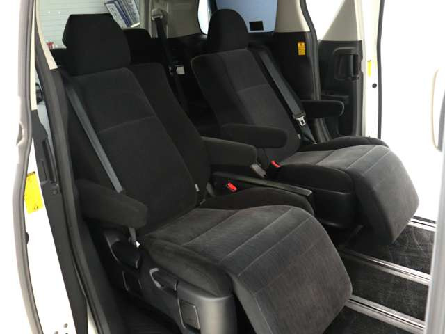 【オットマン付きセカンドシート】最大800mmのロングスライドシートとオットマン機能により足を楽々伸ばす事が可能です!また、ひじ掛けもありますので、快適なドライブをお楽しみいただけます!