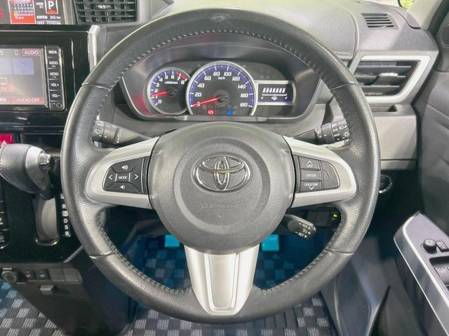 �C���e���A�ɍ��킹���f�U�C���̃X�e�A�����O�́A�^�]�������̂��Ƃ��l���A�^�]���₷���`��A�傫���ł��B�����x�A���ۂɐG���Ă��m���߂��������B