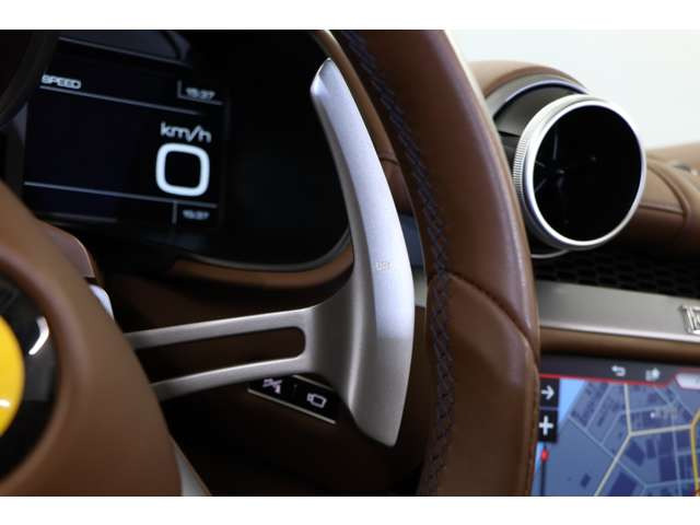 �p�h���V�t�g�ɂ��u���̃V�t�g���삪�\�B�h���C�o�[�̈ӂ̂܂܂ɃG���W���𑀂�A�͋��������炩�ȉ����𑶕��ɂ��̊����������܂��B