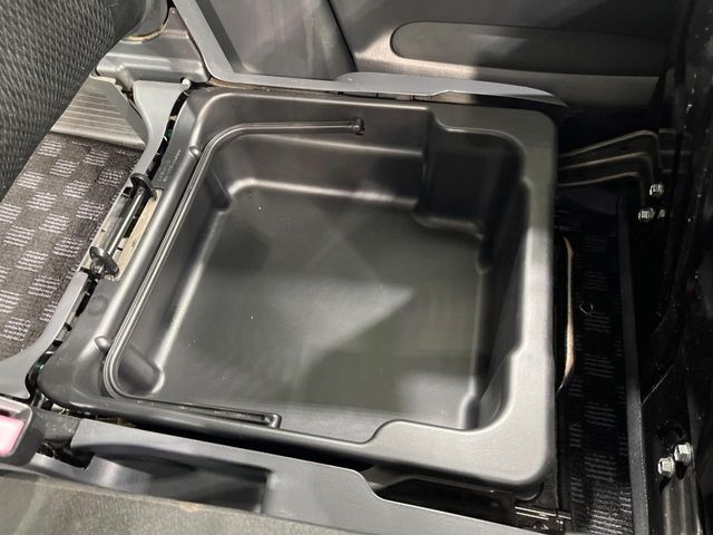 �y�V�[�g�A���_�[�{�b�N�X�z�V�[�g�̉��ɑ�e�ʂ̎��[�X�y�[�X��������Ă���A�C���ԃO�b�Y�ȂǁA�O���猩��ꂽ���Ȃ����̂�����������[�ł��ĕ֗�!