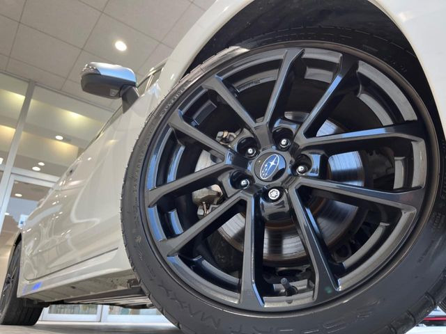 �y����18�C���`�A���~�z�C�[���z�O�ςɃ}�b�`���������A���~�z�C�[���𑕒����Ă���܂��B�e��ЊO�A���~�z�C�[����A�X�^�b�h���X�^�C�����戵�����Ă���܂��B���񂲑��k����������