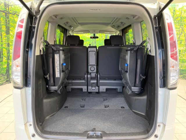 ���i�̂���������ʋ΁A���}���ɏ\���ȉ׎��X�y�[�X���m�ۂ��Ă���܂��B�Z�J���h�V�[�g��|���ƁA�傫�ȉו��̐ύڂ��\�ł���