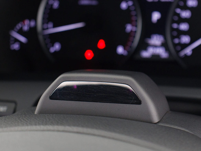 �h���C�o�[���j�^�[�t!�X�e�A�����O�ɓ��ڂ����J�����Ɖ摜�����R���s���[�^��p���ĉ^�]�҂̊�̌��������m���A�^�]�҂����ʂ������Ă��Ȃ���ԂŏՓ˂̉\���������Ɣ��f�����ꍇ�ɁA�x��𔭂���V�X�e��!