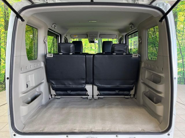 ���i�̂���������ʋ΁A���}���ɏ\���ȉ׎��X�y�[�X���m�ۂ��Ă���܂��B�Z�J���h�V�[�g��|���ƁA�傫�ȉו��̐ύڂ��\�ł���