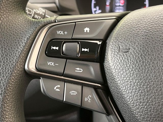 【ステアリングスイッチ】運転中、前方から目線をそらすことなく、オーディオ等の操作が可能な便利機能!安心&快適なドライブを演出してくれます♪