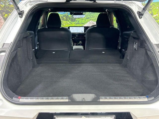 ���i�̂���������ʋ΁A���}���ɏ\���ȉ׎��X�y�[�X���m�ۂ��Ă���܂��B�Z�J���h�V�[�g��|���ƁA�傫�ȉו��̐ύڂ��\�ł���