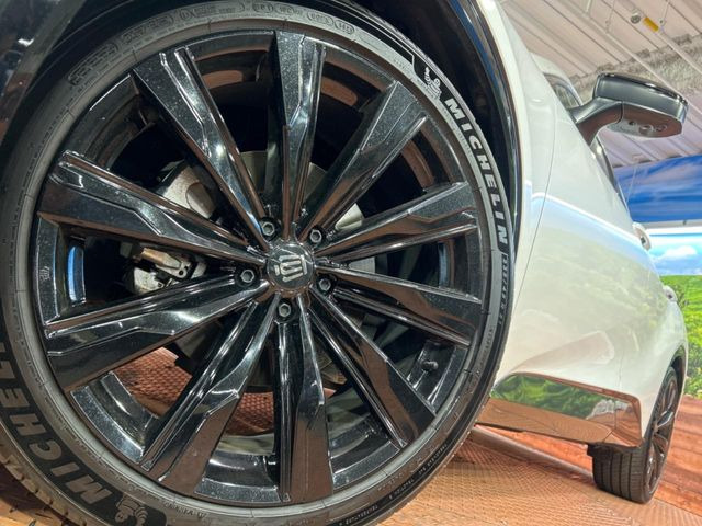 �y����21�C���`�A���~�z�C�[���z�O�ςɃ}�b�`���������A���~�z�C�[���𑕒����Ă���܂��B�e��ЊO�A���~�z�C�[����A�X�^�b�h���X�^�C�����戵�����Ă���܂��B���񂲑��k����������