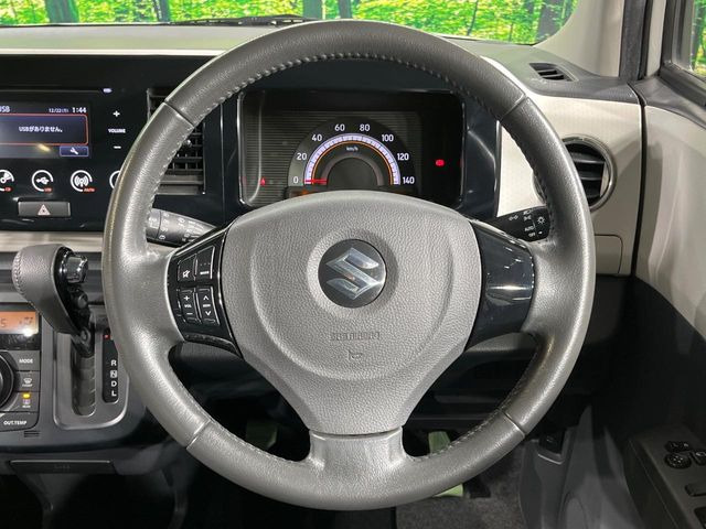 �C���e���A�ɍ��킹���f�U�C���̃X�e�A�����O�́A�^�]�������̂��Ƃ��l���A�^�]���₷���`��A�傫���ł��B�����x�A���ۂɐG���Ă��m���߂��������B