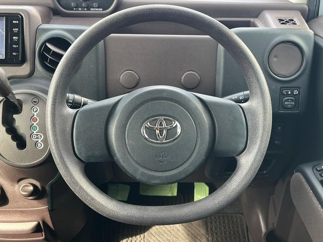 �C���e���A�ɍ��킹���f�U�C���̃X�e�A�����O�́A�^�]�������̂��Ƃ��l���A�^�]���₷���`��A�傫���ł��B�����x�A���ۂɐG���Ă��m���߂��������B