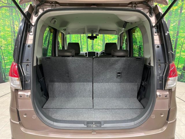 ���i�̂���������ʋ΁A���}���ɏ\���ȉ׎��X�y�[�X���m�ۂ��Ă���܂��B�Z�J���h�V�[�g��|���ƁA�傫�ȉו��̐ύڂ��\�ł���