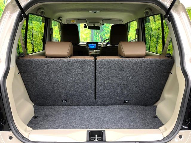 ���i�̂���������ʋ΁A���}���ɏ\���ȉ׎��X�y�[�X���m�ۂ��Ă���܂��B�Z�J���h�V�[�g��|���ƁA�傫�ȉו��̐ύڂ��\�ł���