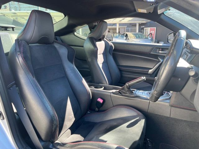 �y�n�[�t���U�[�V�[�g�z�������ƍ���S�n�𗼗������l�C�̃V�[�g���w�ʁE���ʂ̓X�G�[�h���ƂȂ��Ă���A���G��⊊��ɂ����ɗD��Ă��܂��B�C���╞���ɍ��E���ꂸ���K�ɂ���肢�������܂��B