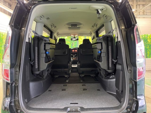 ���i�̂���������ʋ΁A���}���ɏ\���ȉ׎��X�y�[�X���m�ۂ��Ă���܂��B�Z�J���h�V�[�g��|���ƁA�傫�ȉו��̐ύڂ��\�ł���