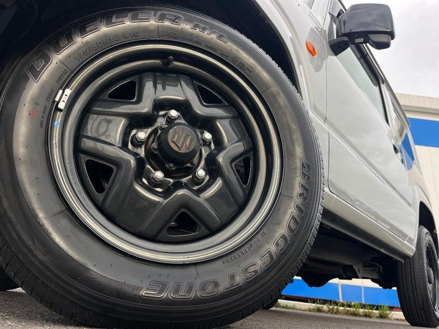 �y����16�C���`�A���~�z�C�[���z�O�ςɃ}�b�`���������A���~�z�C�[���𑕒����Ă���܂��B�e��ЊO�A���~�z�C�[����A�X�^�b�h���X�^�C�����戵�����Ă���܂��B���񂲑��k����������