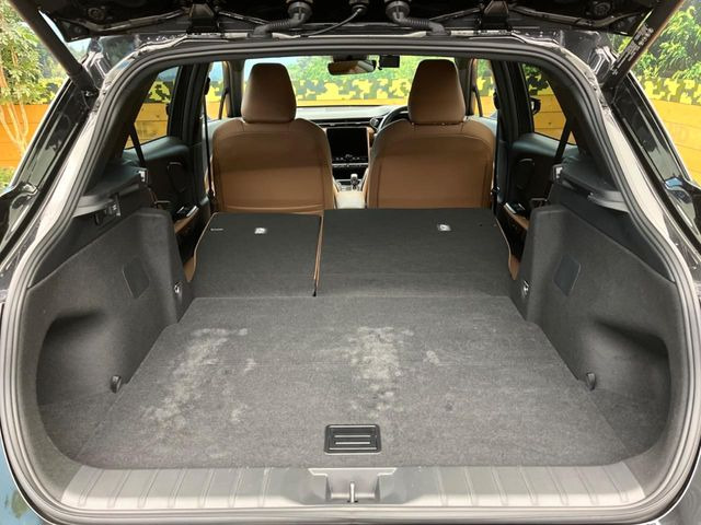 ���i�̂���������ʋ΁A���}���ɏ\���ȉ׎��X�y�[�X���m�ۂ��Ă���܂��B�Z�J���h�V�[�g��|���ƁA�傫�ȉו��̐ύڂ��\�ł���