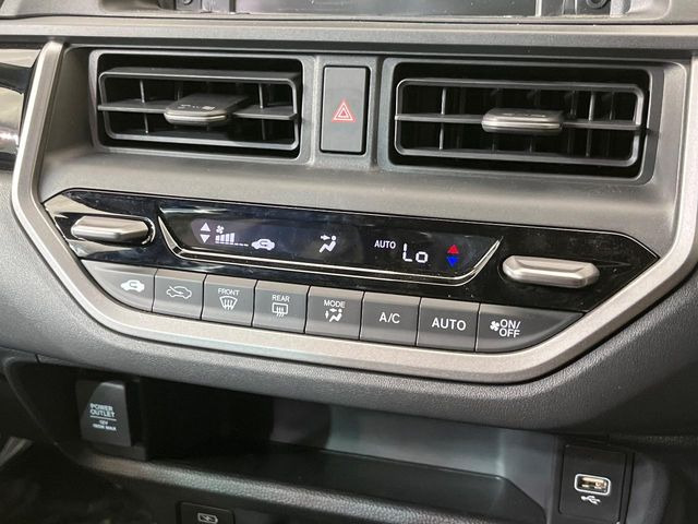 【オートエアコン】一度お好みの温度に設定すれば、車内の温度を検知し風量や温度を自動で調整。暑い&hellip;寒い&hellip;と何度もスイッチ操作をする必要はありません。快適な車内空間には必須の機能ですね♪