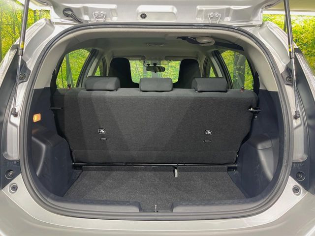 ���i�̂���������ʋ΁A���}���ɏ\���ȉ׎��X�y�[�X���m�ۂ��Ă���܂��B�Z�J���h�V�[�g��|���ƁA�傫�ȉו��̐ύڂ��\�ł���