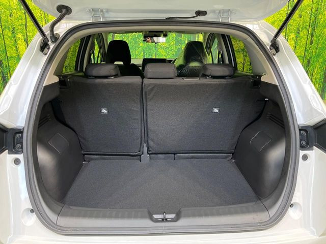 ���i�̂���������ʋ΁A���}���ɏ\���ȉ׎��X�y�[�X���m�ۂ��Ă���܂��B�Z�J���h�V�[�g��|���ƁA�傫�ȉו��̐ύڂ��\�ł���