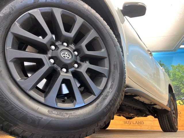 【純正18インチアルミホイール】外観にマッチした純正アルミホイールを装着しております。各種社外アルミホイールや、スタッドレスタイヤも取扱いしております。是非ご相談ください♪