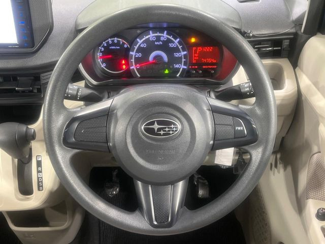 �C���e���A�ɍ��킹���f�U�C���̃X�e�A�����O�́A�^�]�������̂��Ƃ��l���A�^�]���₷���`��A�傫���ł��B�����x�A���ۂɐG���Ă��m���߂��������B